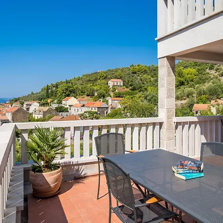 Kate's Perfect Family In Elaphiti