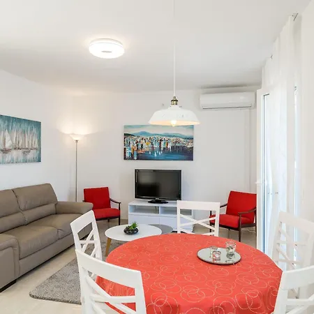 Kate's Perfect Family In Elaphiti