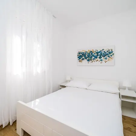 Kate's Perfect Family In Elaphiti Apartman