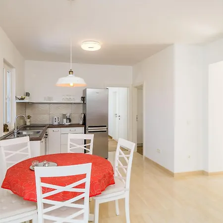 Kate's Perfect Family In Elaphiti *