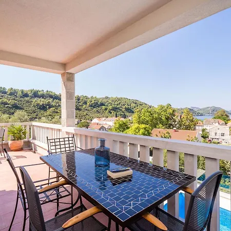 Kate's Perfect Family In Elaphiti