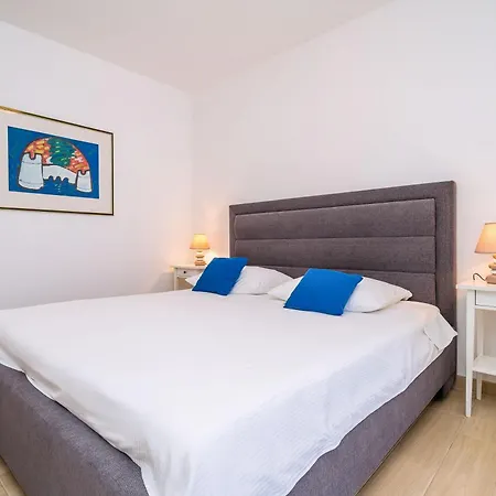 Kate's Perfect Family In Elaphiti *