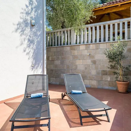 Kate's Perfect Family In Elaphiti