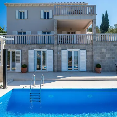 Kate's Perfect Family In Elaphiti *