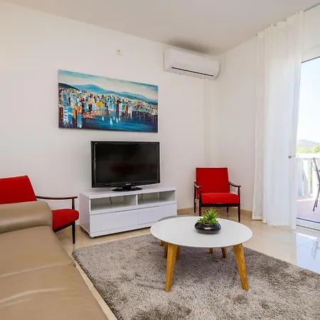 Kate's Perfect Family In Elaphiti