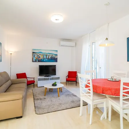 Kate's Perfect Family In Elaphiti *