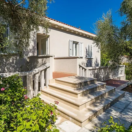 Kate's Perfect Family In Elaphiti *