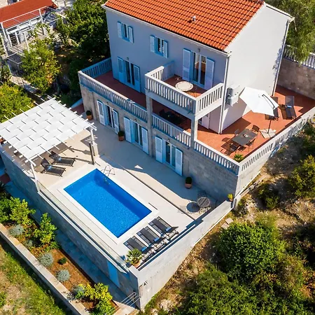 Kate's Perfect Family In Elaphiti * Šipanska Luka